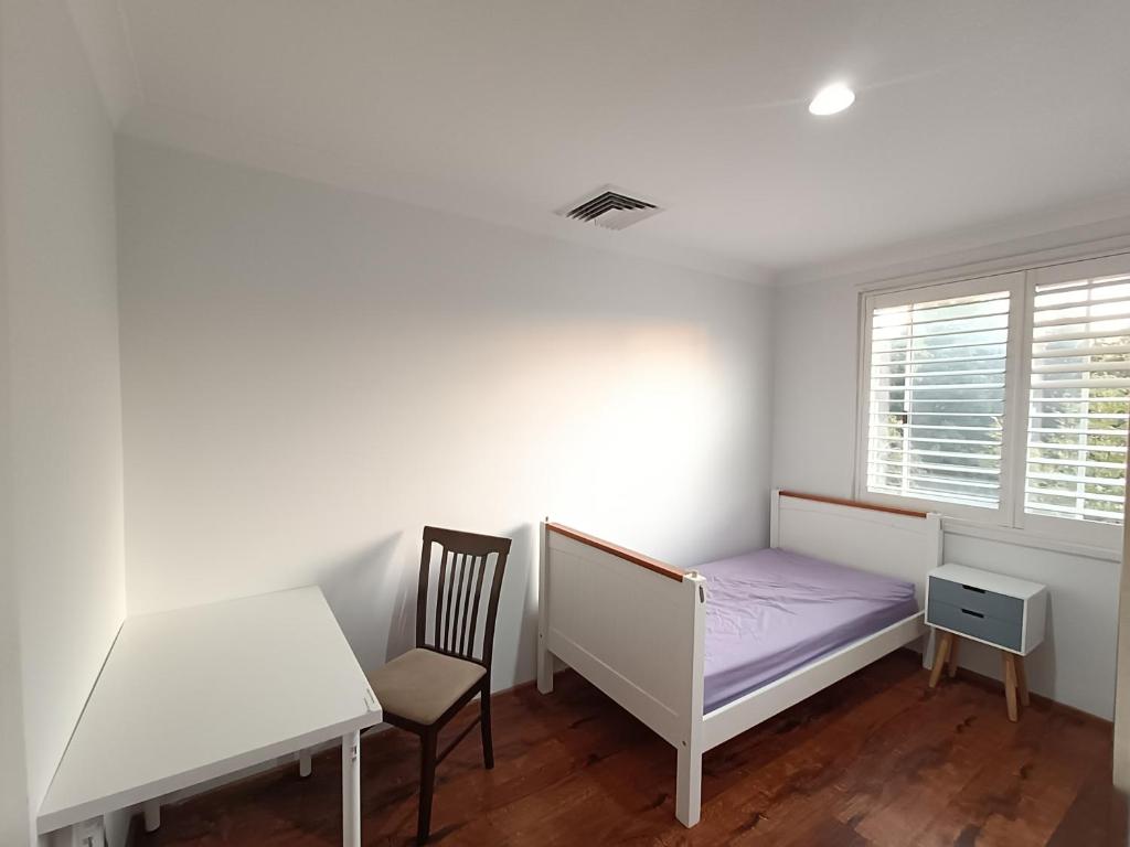 Postel nebo postele na pokoji v ubytování Comfortable Single Room in Baulkham Hills Home - BH4