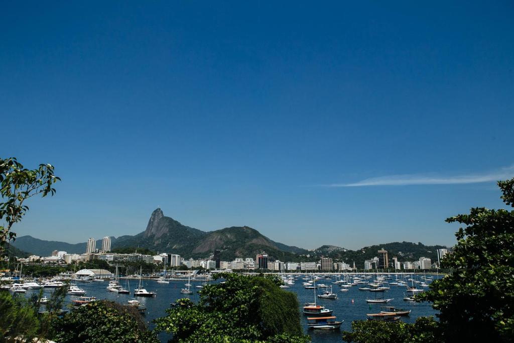 uma vista para um porto com barcos na água em Hotelinho Urca Guest House no Rio de Janeiro