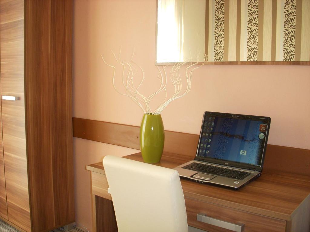 TV a/nebo společenská místnost v ubytování Pension Fami Retro Design