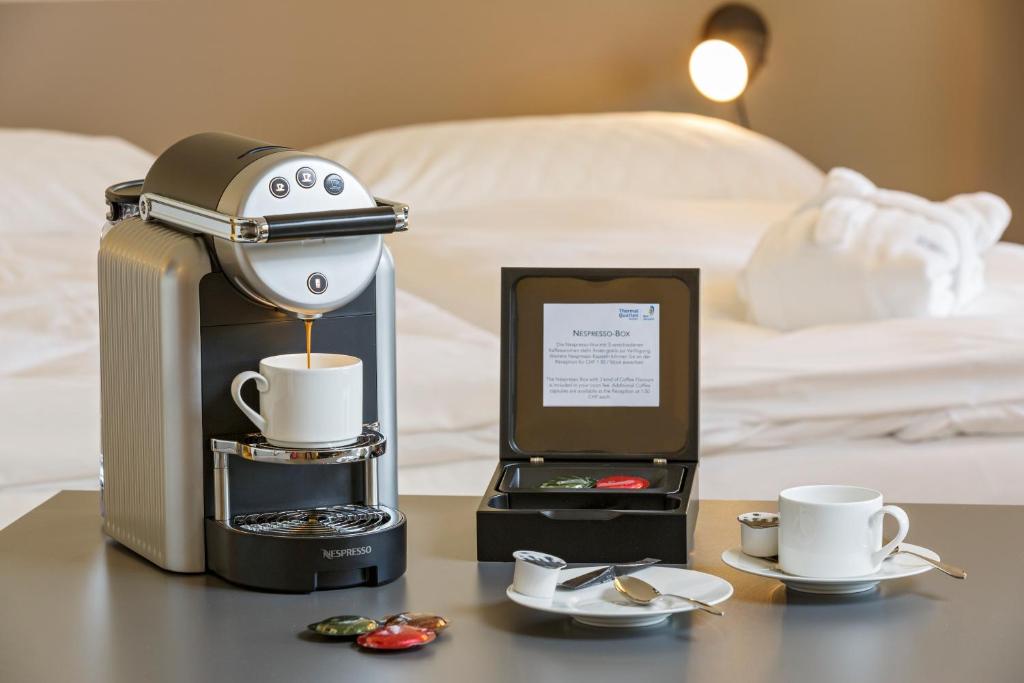 Příslušenství pro přípravu čaje a kávy v ubytování VitalBoutique Hotel Zurzacherhof