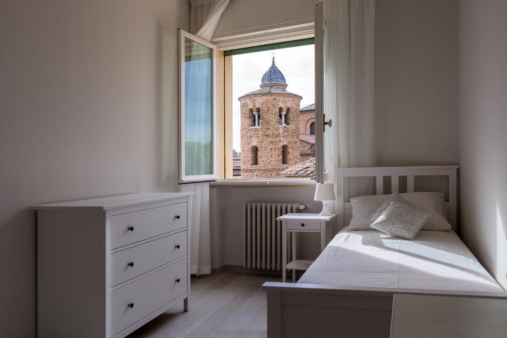 O cameră la St. Vitale’s Basilic view elegant apartment