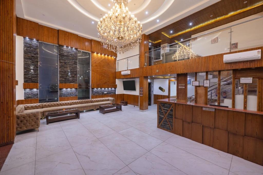 Кухня или мини-кухня в Asia Holiday Kasol A centrally Heated Himalayas and River View Resort
