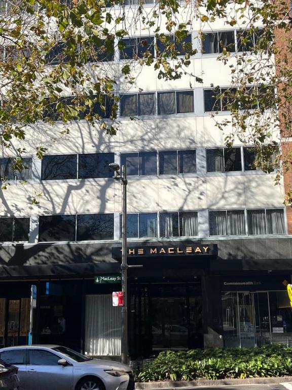 シドニーにあるHarbourside Apartmentの建物の前に駐車された車