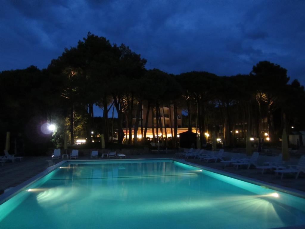 Bazén v ubytování Hotel Beau Rivage Pineta nebo v jeho okolí