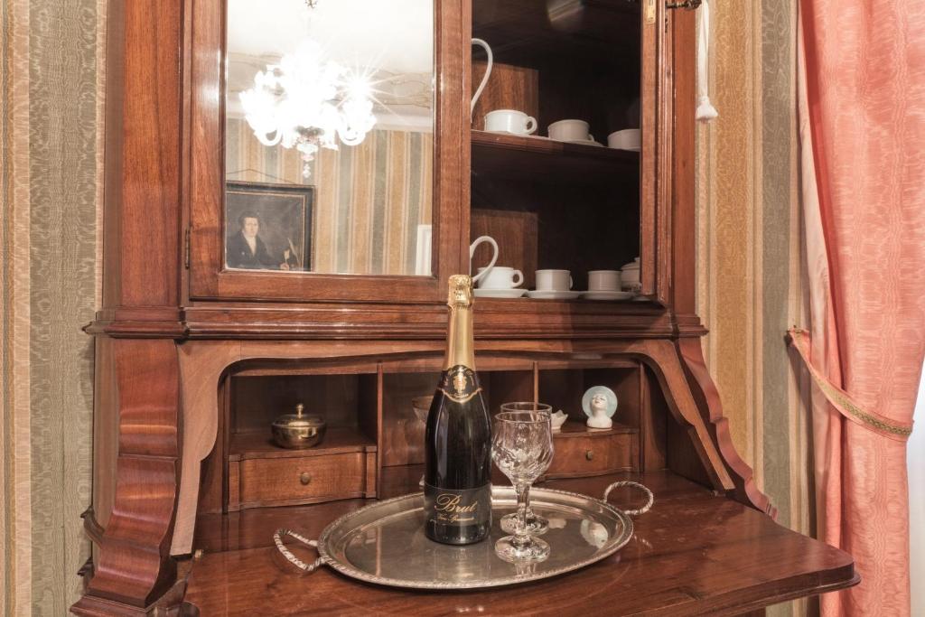 威尼斯的住宿－里阿爾托聖利奧大廳公寓，一瓶葡萄酒和一张桌子上的一杯