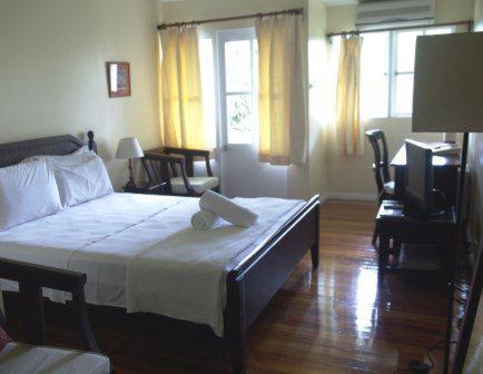 Un dormitorio con una cama y una bandeja. en Five Princes Hotel, en Suva
