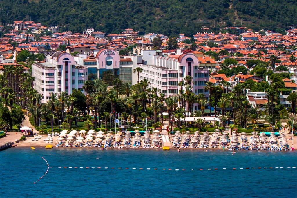 een uitzicht op een strand met parasols en een resort bij Hotel Aqua in Marmaris