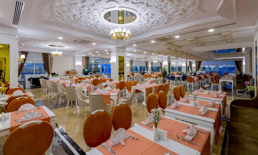 Restaurace v ubytování Side Royal Palace