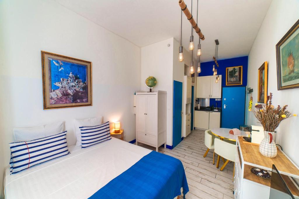 Un dormitorio con una cama y un comedor. en Studio Travel 22M2, 120m Vieux-Port ,Clim , Wifi ,Accès autonome avec code, en Marsella