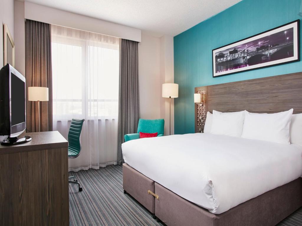 Tempat tidur dalam kamar di Leonardo Hotel Nottingham