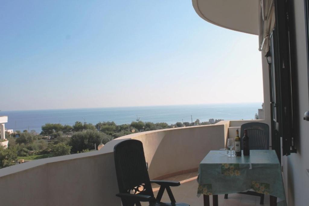 カストロ・ディ・レッチェにあるAppartamenti La Perla Del Salentoのテーブルと椅子、海の景色を望むバルコニー