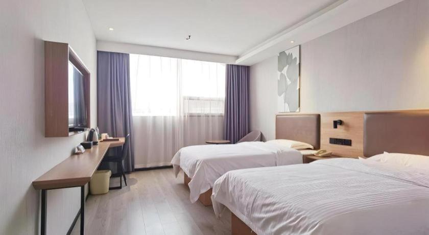 Postel nebo postele na pokoji v ubytování GreenTree Inn Nanjing Dachang Getang Metro Station Express Hotel