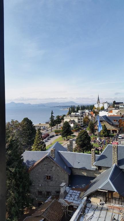 - une vue aérienne sur une petite ville avec une église dans l'établissement Centro Cívico departamentos, à San Carlos de Bariloche