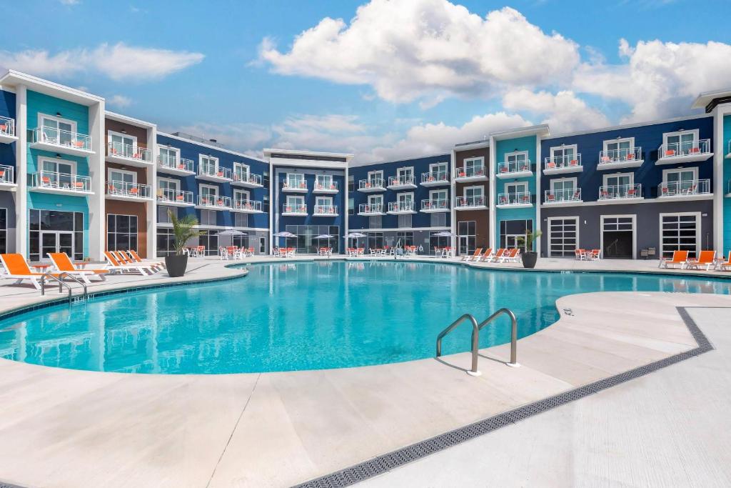 an image of a swimming pool at a resort at Cambria Hotel Rehoboth Beach in Rehoboth Beach