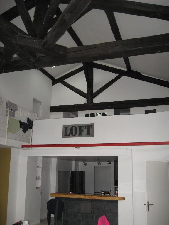 une pièce avec un panneau indiquant lort dans l'établissement Loft 200m2 14 couchages tout près du port, à La Ciotat