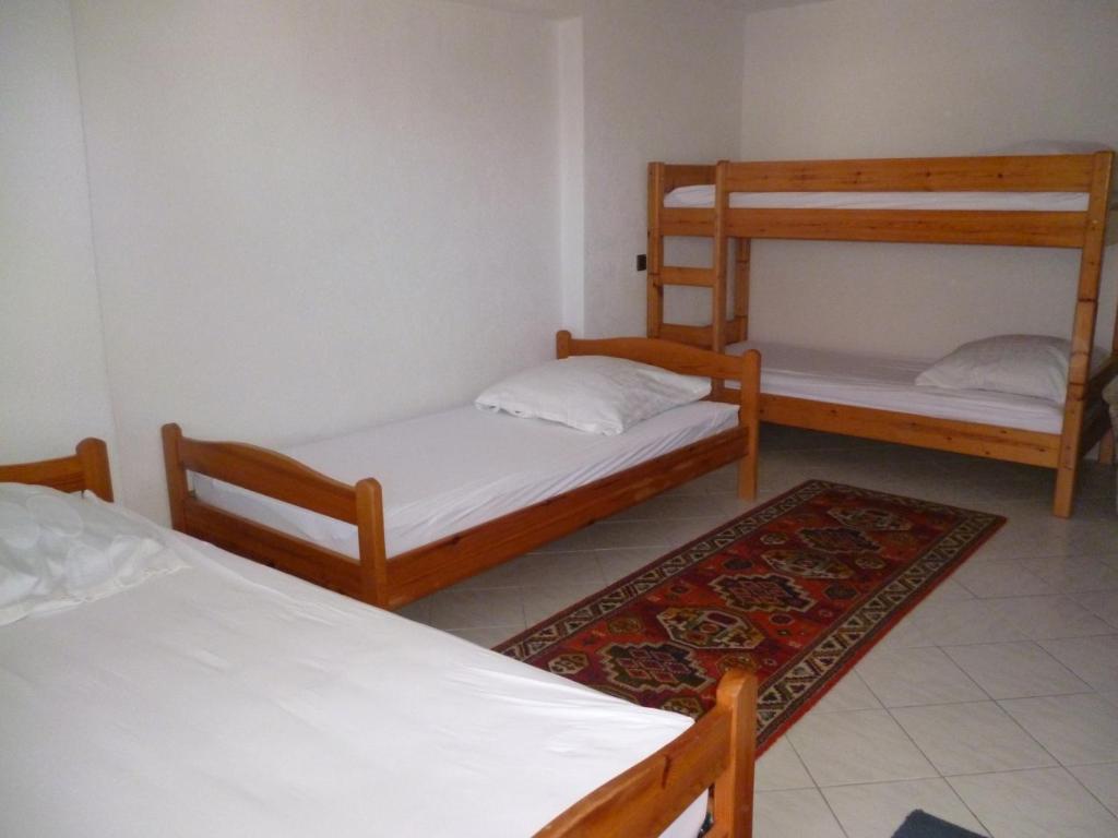 a room with two bunk beds and a rug at Studio Apartman Mira in Neum