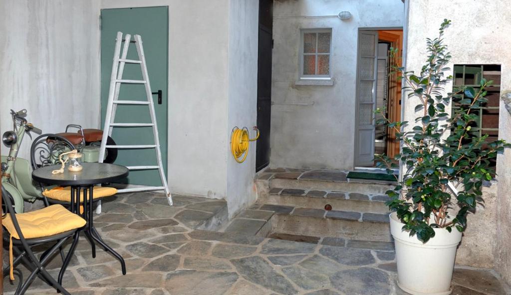 a ladder leaning against a wall next to a table at Casa Aurora in Cannobio