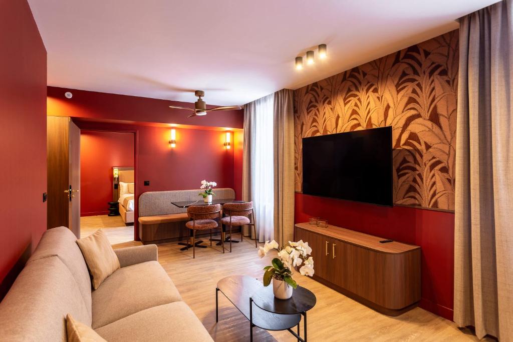 サン・マンデにあるSol hotel St Mande - 4 personnes PMR - 12のソファと薄型テレビのあるリビングルーム