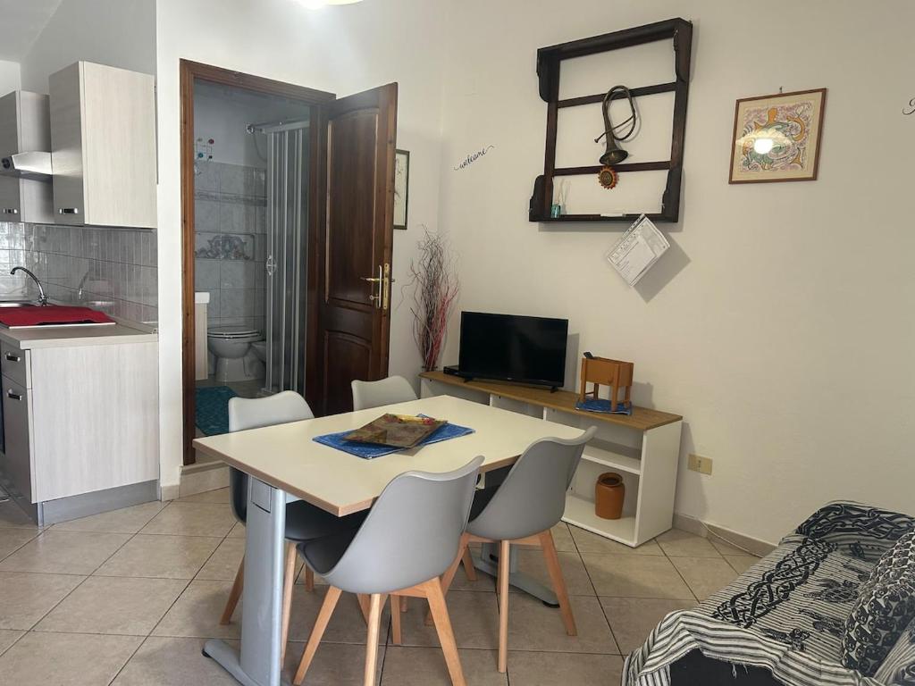 a kitchen and dining room with a table and chairs at Domo Mea in Cardedu