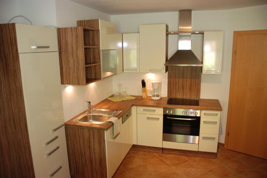 una cucina con lavandino e piano cottura di Ferienwohnung Kendler a Hüttschlag