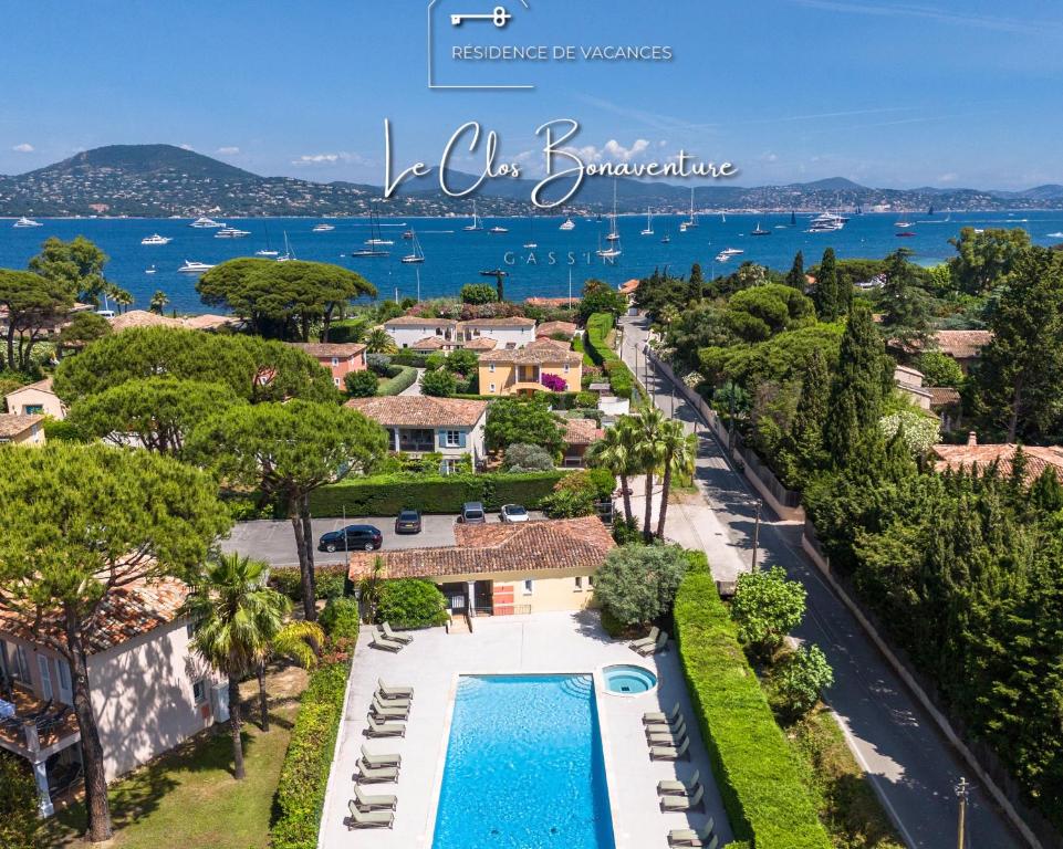 une vue aérienne d'une villa avec piscine dans l'établissement Clapotis des Flots St Tropez XII, à Saint-Tropez