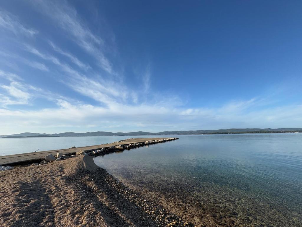 スベティ・フィリップ・イ・ヤコブにあるStayAdriatic Mobile Homes Oliveの桟橋付き海岸