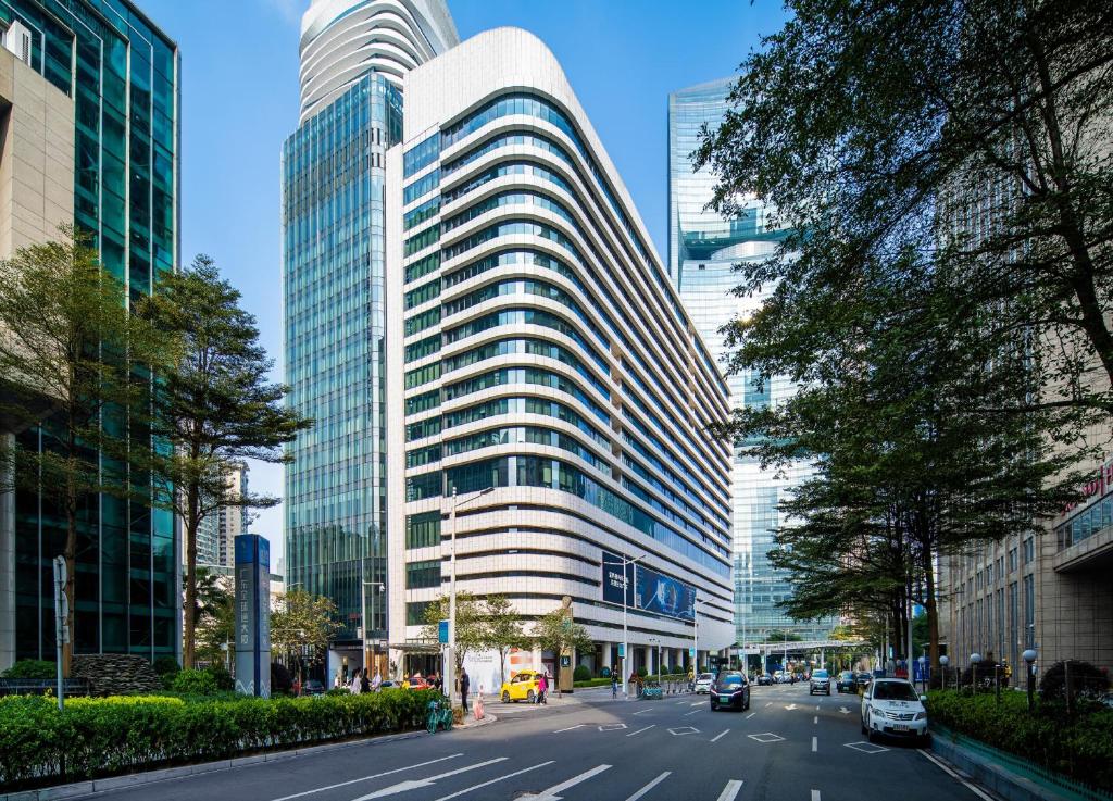 ein hohes Gebäude auf einer Straße in einer Stadt in der Unterkunft Holiday Inn Guangzhou Zhujiang New Town in Guangzhou