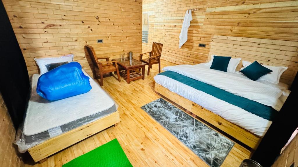 Postel nebo postele na pokoji v ubytování Cherna Danda Resort