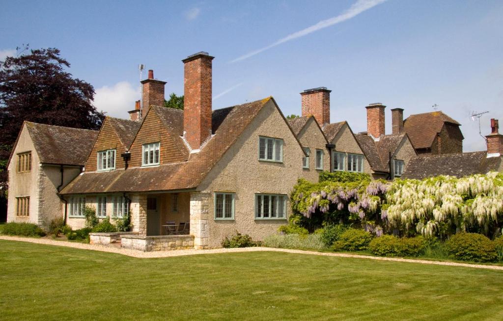 une grande maison avec une pelouse devant elle dans l'établissement Little Court, à Charminster