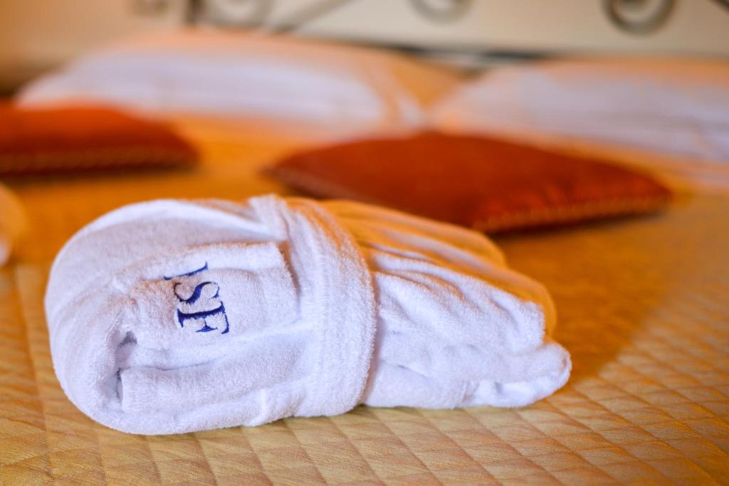 Łóżko lub łóżka w pokoju w obiekcie Hotel Saturno Fonte Pura