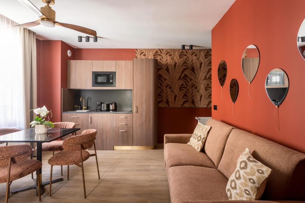 a living room with a couch and a table at Sol hotel St Mande - 4 personnes - 11 in Saint-Mandé