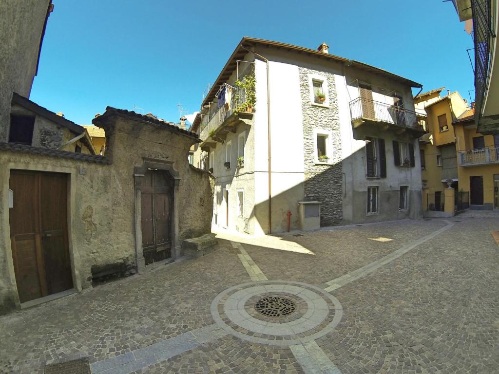 un callejón vacío con un edificio y una calle adoquinada en La Casa Sul Sasso, en Dervio