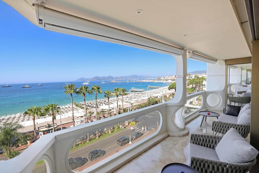 REF 1991 - Cannes Croisette - Sea view apartment for rent