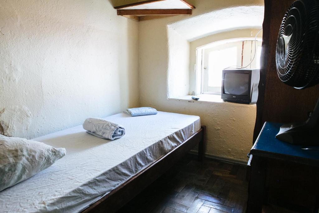 En eller flere senge i et værelse på Hospedagem Ledo