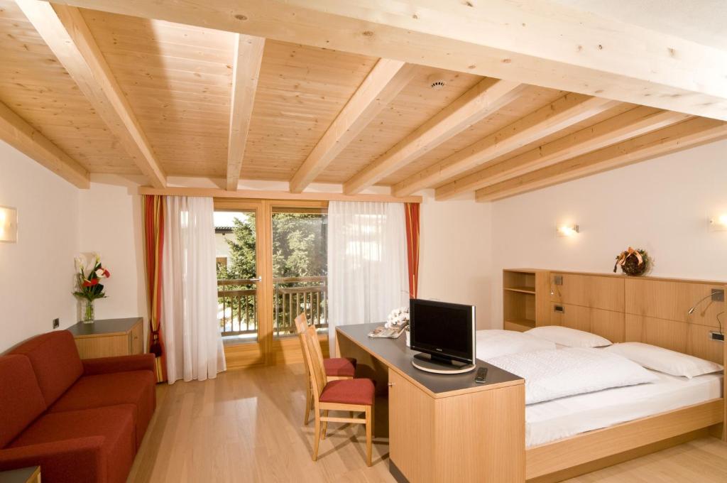 Televiisor ja/või meelelahutuskeskus majutusasutuses Hotel Pider