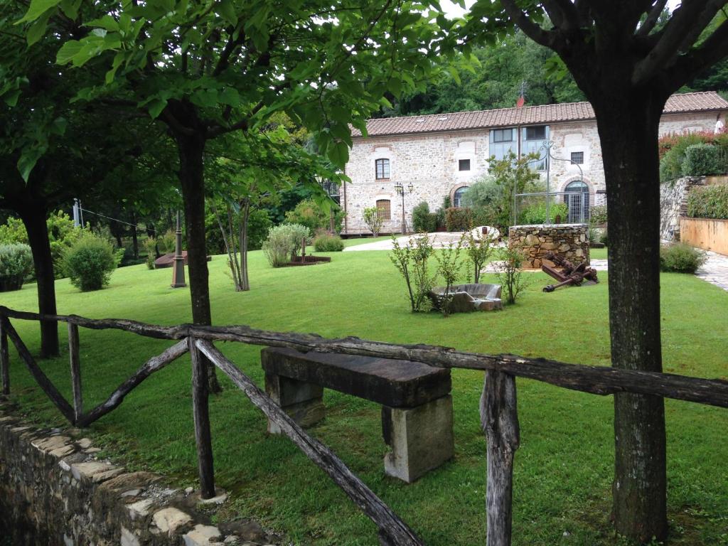 uma cerca com um banco no meio de um quintal em Lady Frantoio Toscano em Corsanico-Bargecchia
