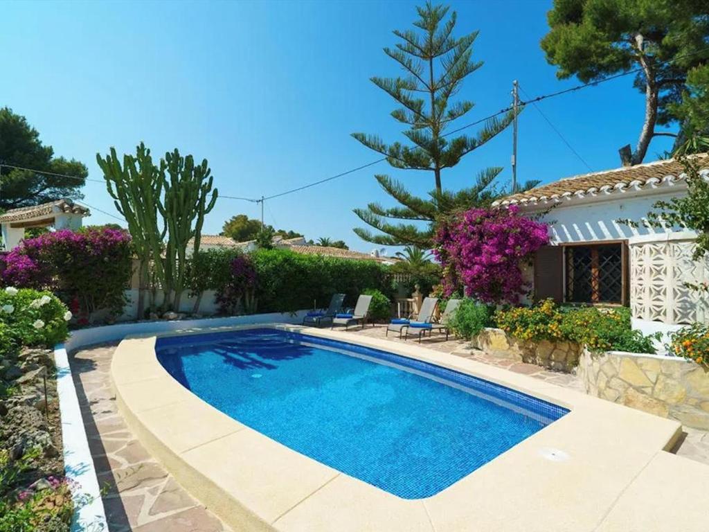 una piscina frente a una casa en Encantadora villa en Javea con piscina privada y aire acondicionado, cerca de la playa - ES-160-18, en Denia