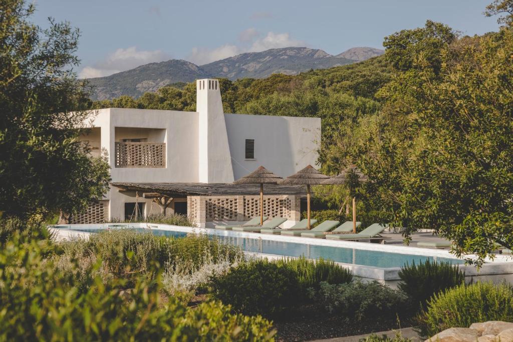 Бассейн в VILLA FLAKA Boutique Hôtel Confidentiel et Convivial или поблизости