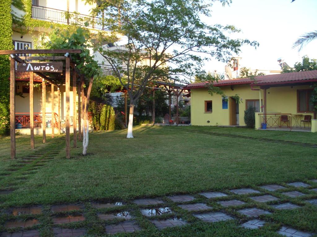 Ogród w obiekcie Lotos Apartments