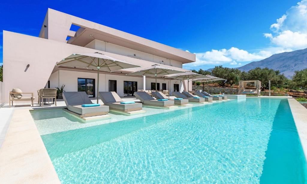 View of Celestial Luxury Villa Private Pool & Jaccuzi, Asprouliánoi (precios ...