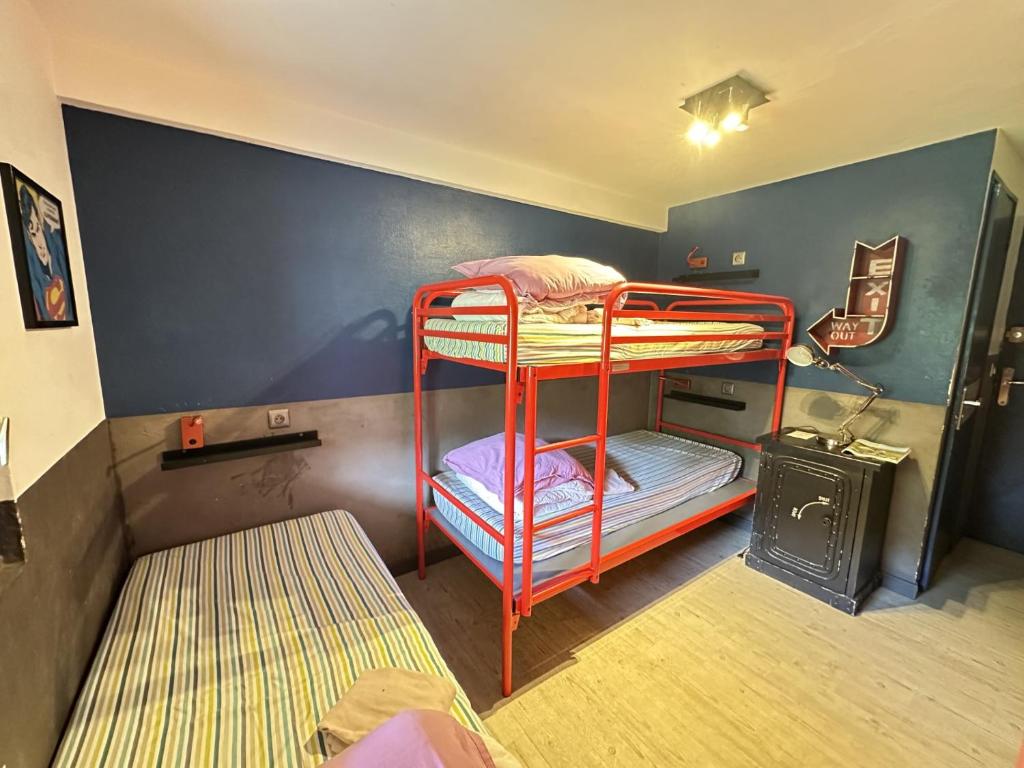 Auberge de Jeunesse HI Le Mont-Dore - Driepersoonskamer Met Eigen Badkamer
