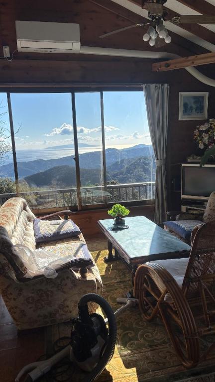sala de estar con vistas a las montañas en Wood house pinnacle ocean view and Mountain View, en Atami