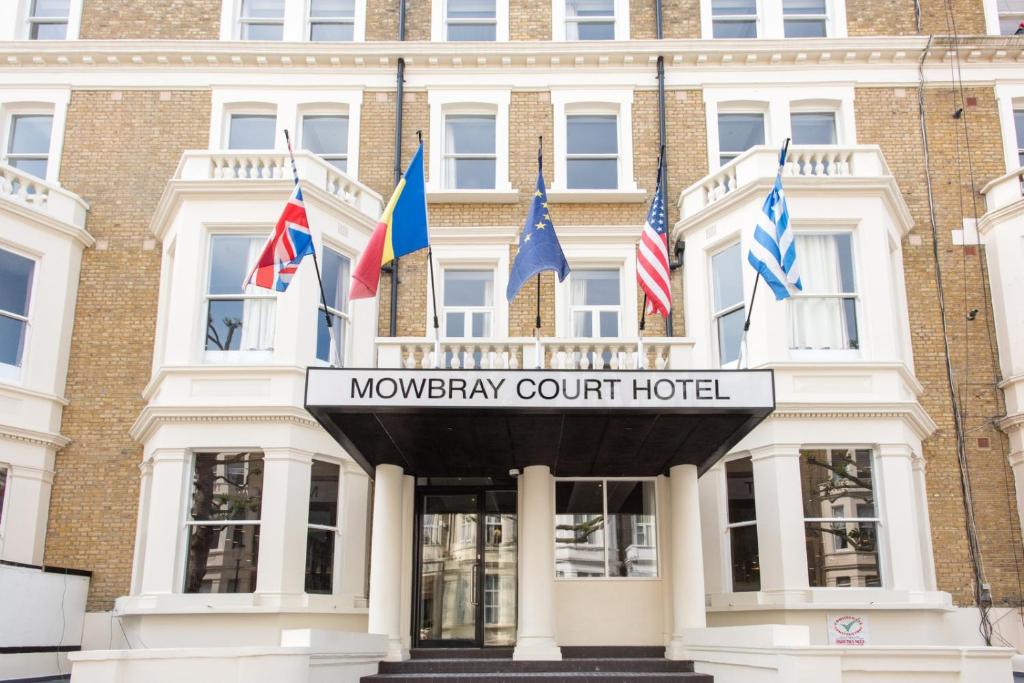 uma vista para o mowbraycourt court hotel em Mowbray Court Hotel em Londres