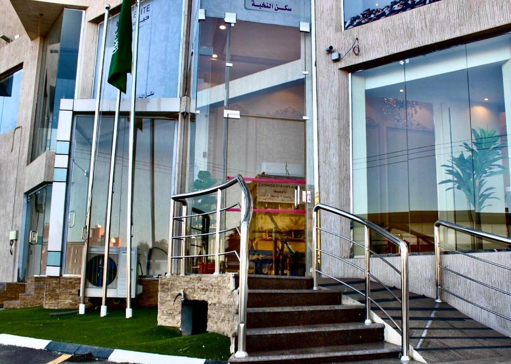 een trap voor een gebouw bij New Elite المنسك الجديد in Abha