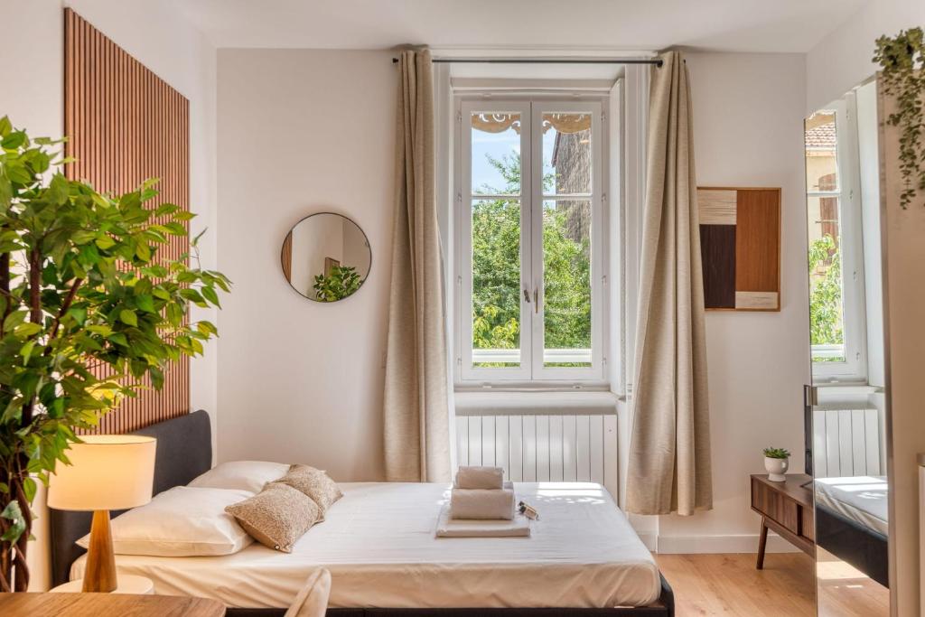 Postel nebo postele na pokoji v ubytování Le Dock Lodge - Studio - proche quai de Saone