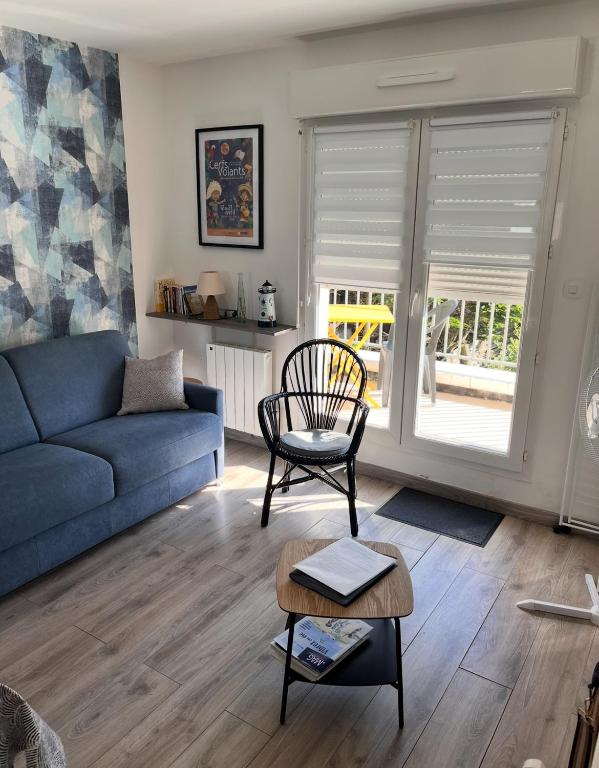 un salon avec un canapé et une chaise dans l'établissement Studio avec grand balcon Marin, à Berck-sur-Mer