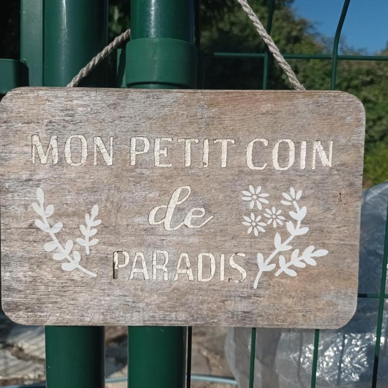 a wooden sign that reads mom petit coin die parades at Le Logis du Rocher in Saint-Marcet