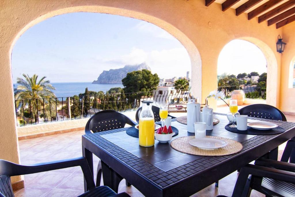 Villa Bassetes. Piscina Privada frente al mar