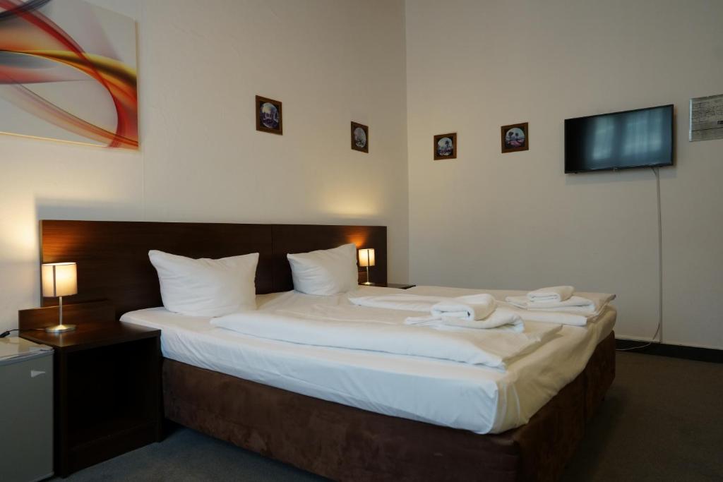 Hotel Margrit - Double Room With Shared Toilet And Private Shower