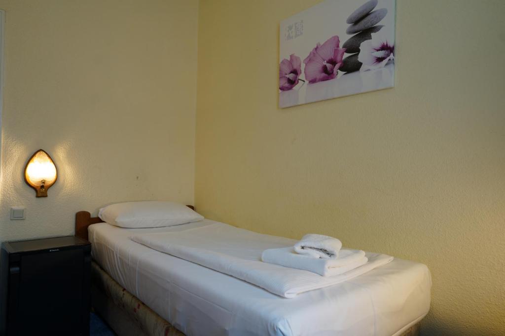 Hotel Margrit - Single Room With Shared Toilet And Private Shower